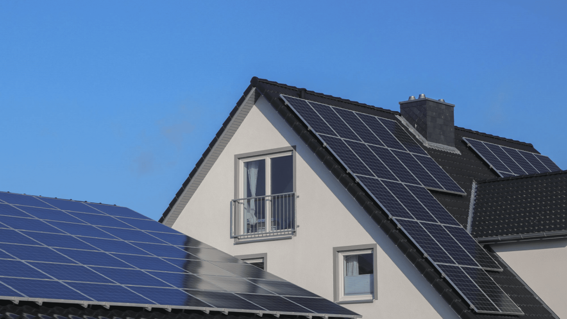 Das Bild zeigt ein Hausdach mit einer Photovoltaikanlage, deren Eigenverbrauch man berechnen kann. 