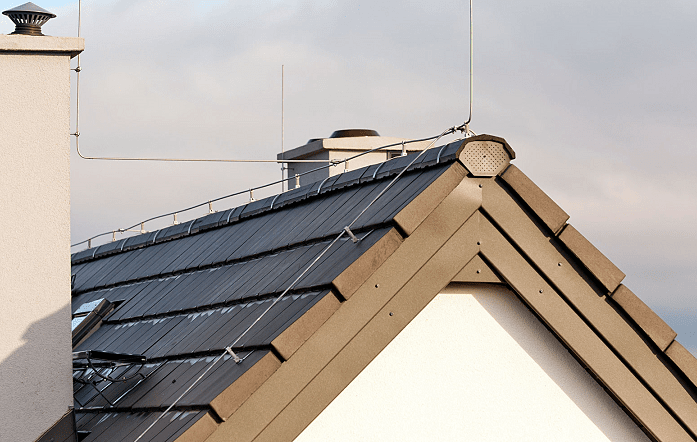 Das Bild zeigt einen Blitzableiter auf dem Dach eines Hauses. 