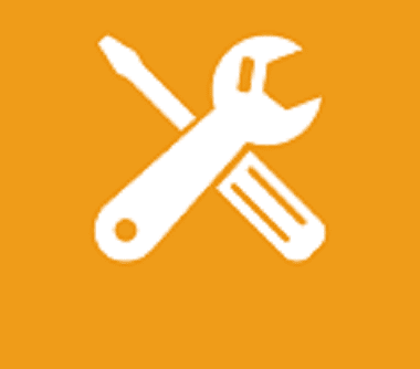 Werkzeug symbolisiert die Wartung eines Durchlauferhitzers zur Senkung des Stromverbrauchs.