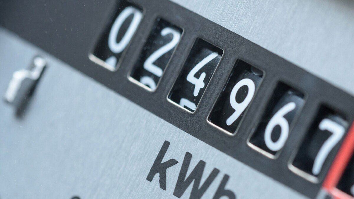 Ein Zählerstand symbolisiert den Stromverbrauch eines Durchlauferhitzers.