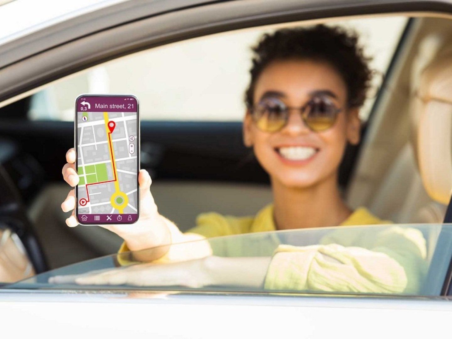 Eine Frau findet dank einer E-Auto App die perfekte Route.