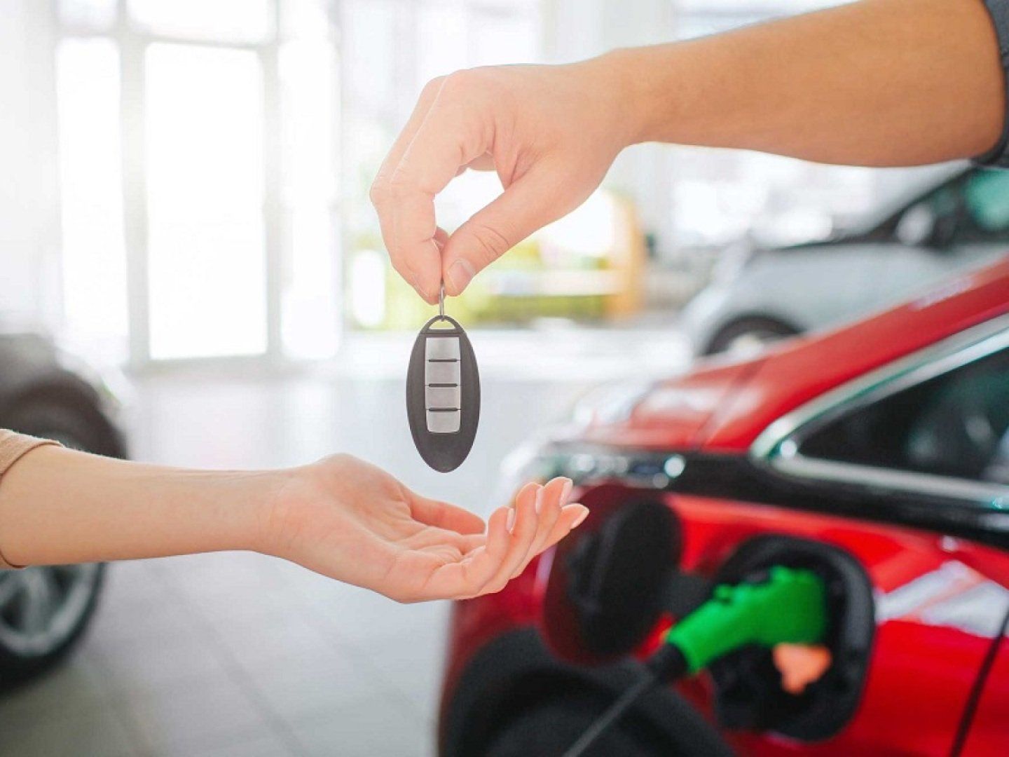 Der Vergleich von E-Autos mit einer App hilft einer Person beim Autokauf.