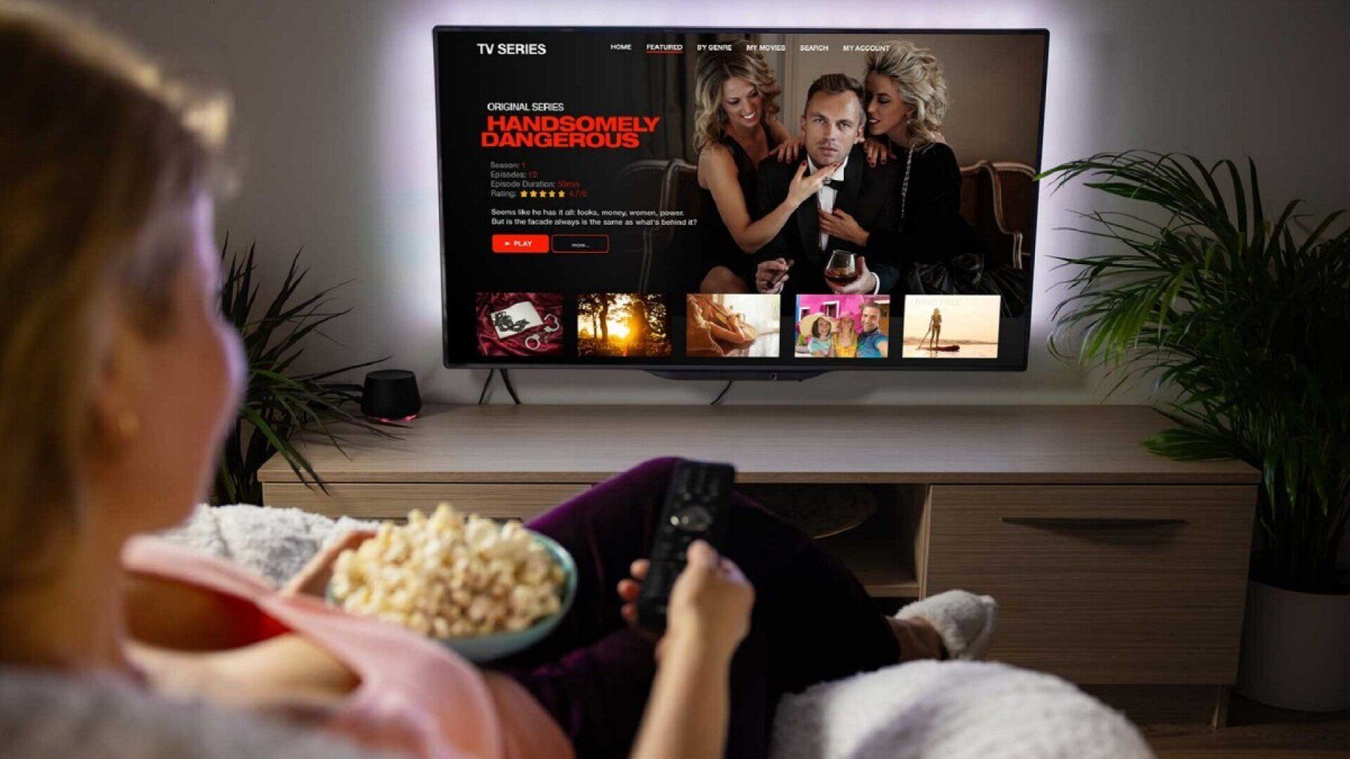 Eine Frau streamt auf ihrem Bildschirm Serien und Filme und trägt damit zum Stromverbrauch des Internets bei.