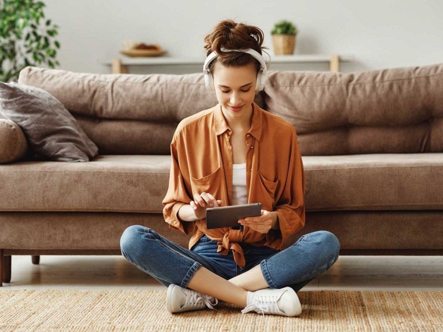 Eine Frau informiert sich, wie sie ihren Stromverbrauch im Internet reduzieren kann.