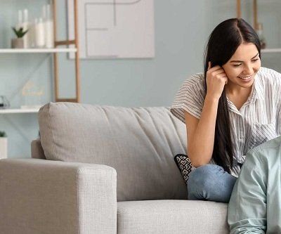 Ein Paar hat sich für einen Stromanbieter mit Grundpreis für Strom entschieden.