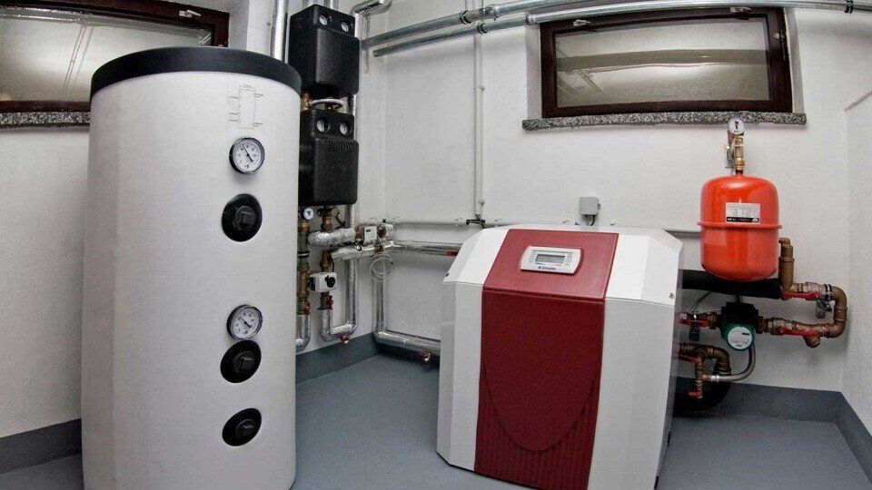 Wasser-Wasser-Wärmepumpe im Keller eines Hauses.