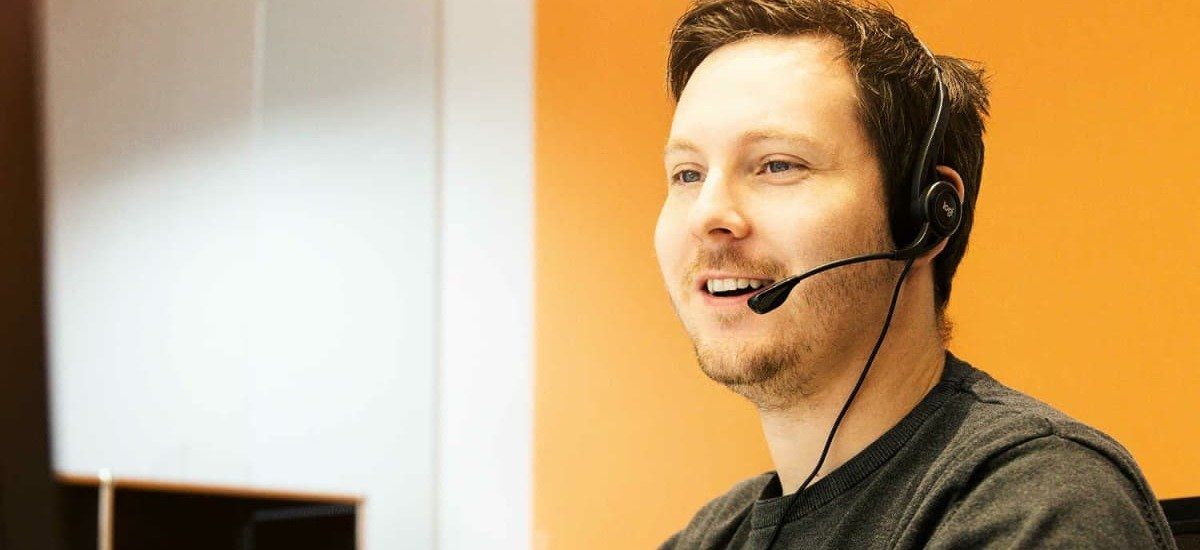 energis Kundenberater am Telefon mit Headset