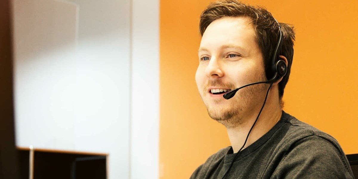 energis Kundenberater am Telefon mit Headset