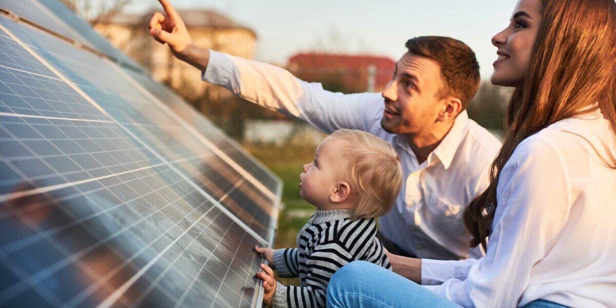 Vater zeigt Kind Photovoltaik