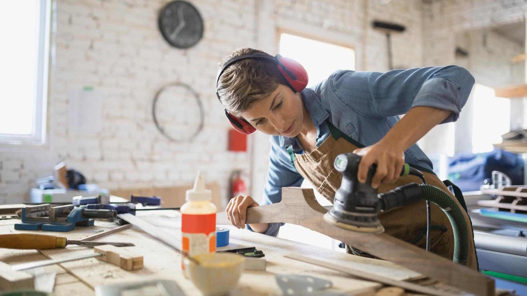 Handwerker Schreiner bei der Arbeit