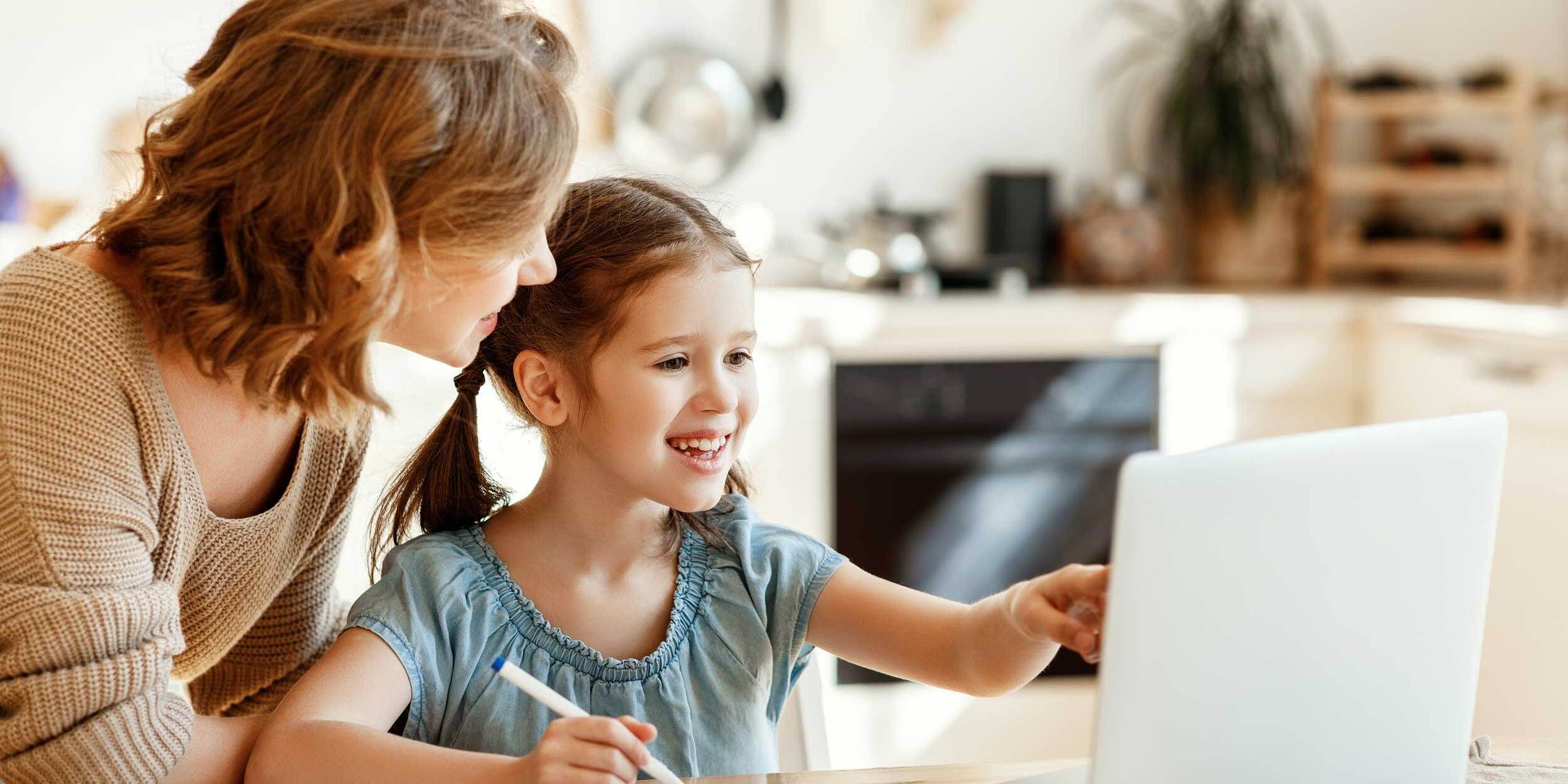 Mutter mit Kind am Laptop