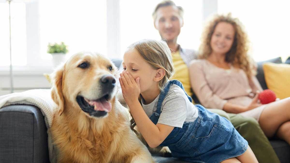 Familie mit Hund auf Sofa