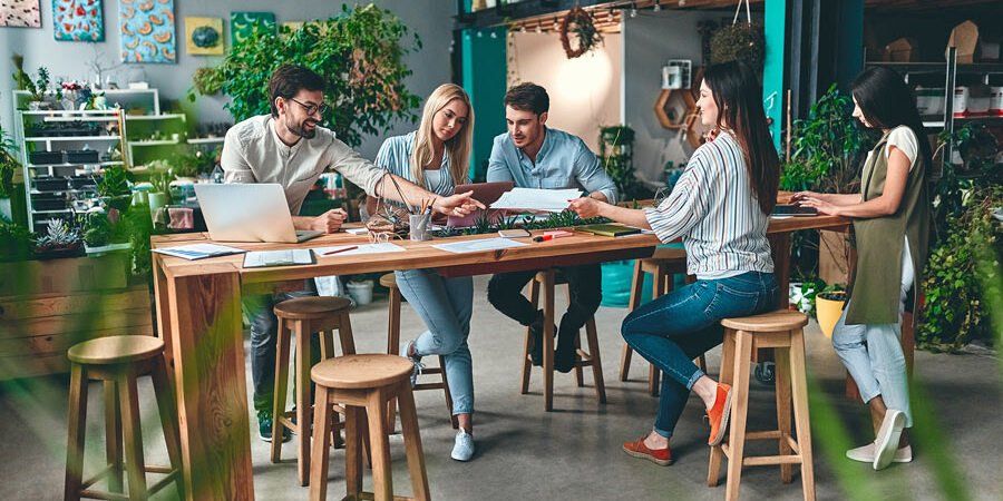 Junge Menschen am Tisch mit Laptop