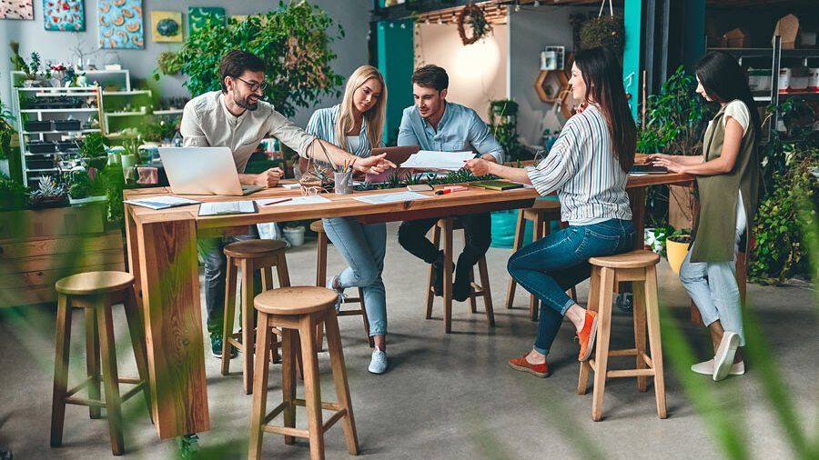Junge Menschen am Tisch mit Laptop