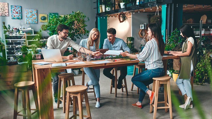 Junge Menschen am Tisch mit Laptop