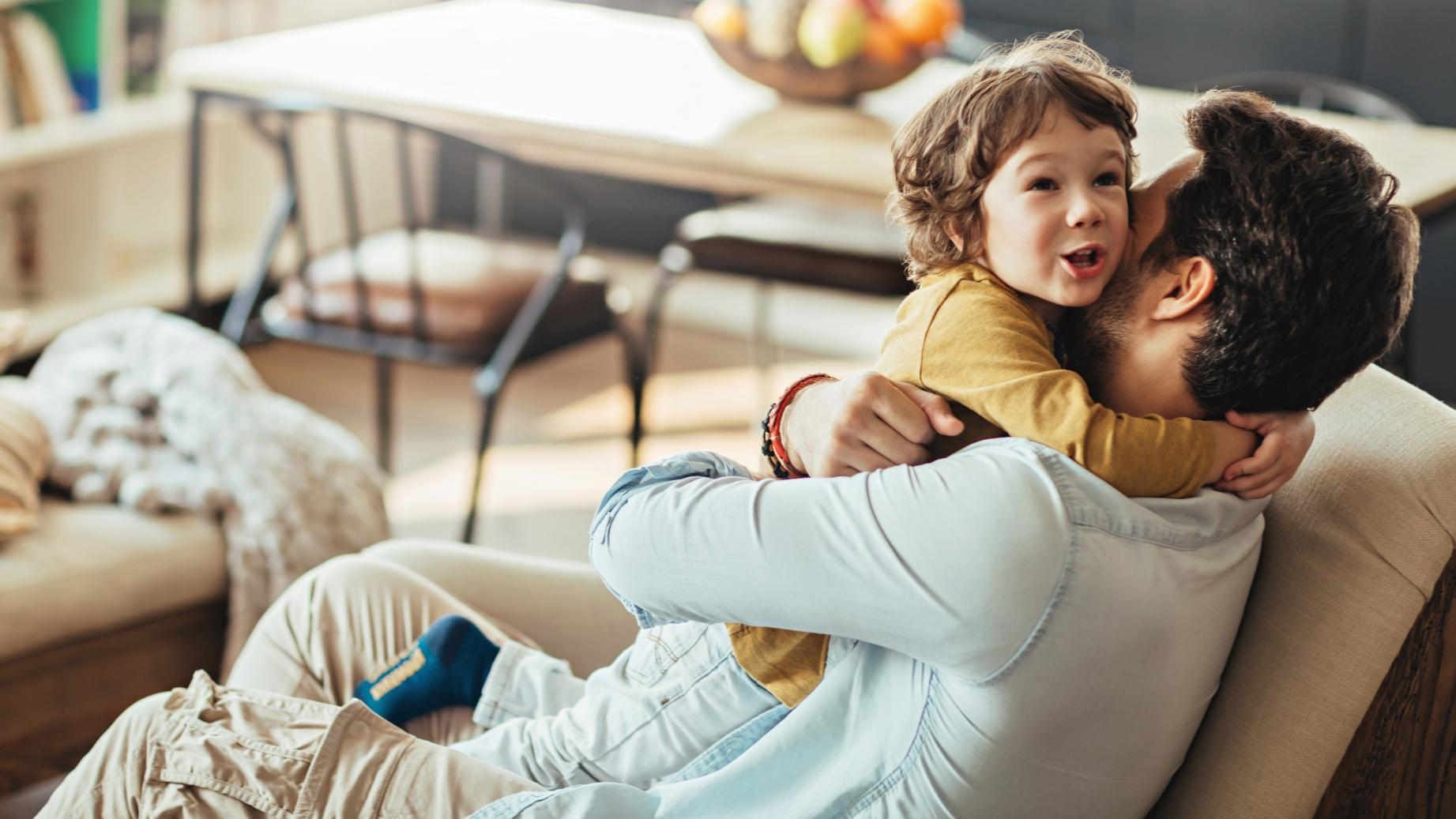 Papa spielt Wohnzimmer mit Kind