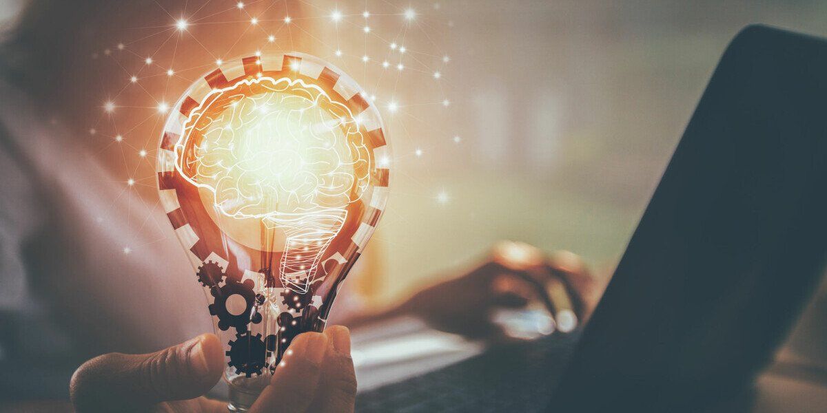 Leuchtende Lampe in der Hand