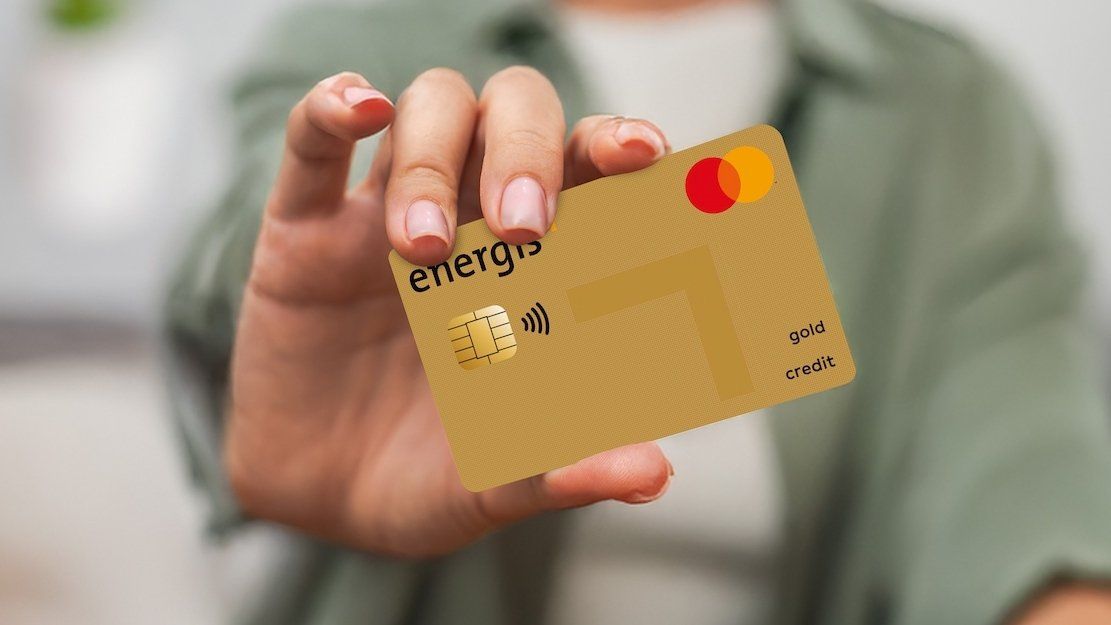 Frau hält neue energis Mastercard GOLD in der Hand