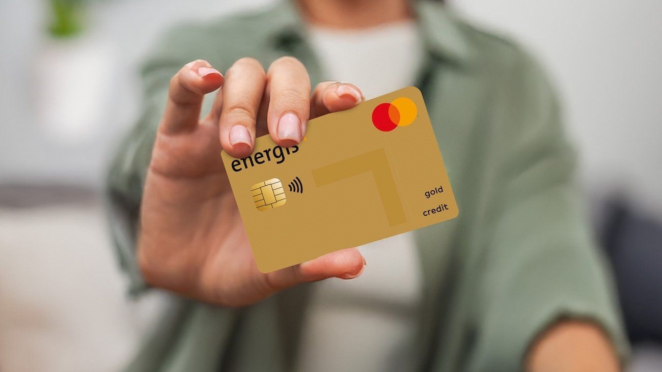 Frau hält neue energis Mastercard GOLD in der Hand