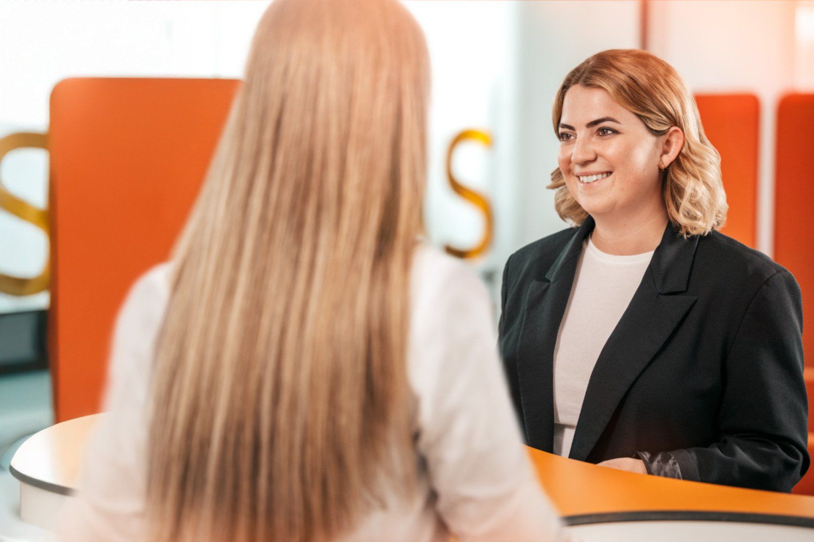 energis Kundenberaterin im Gespräch