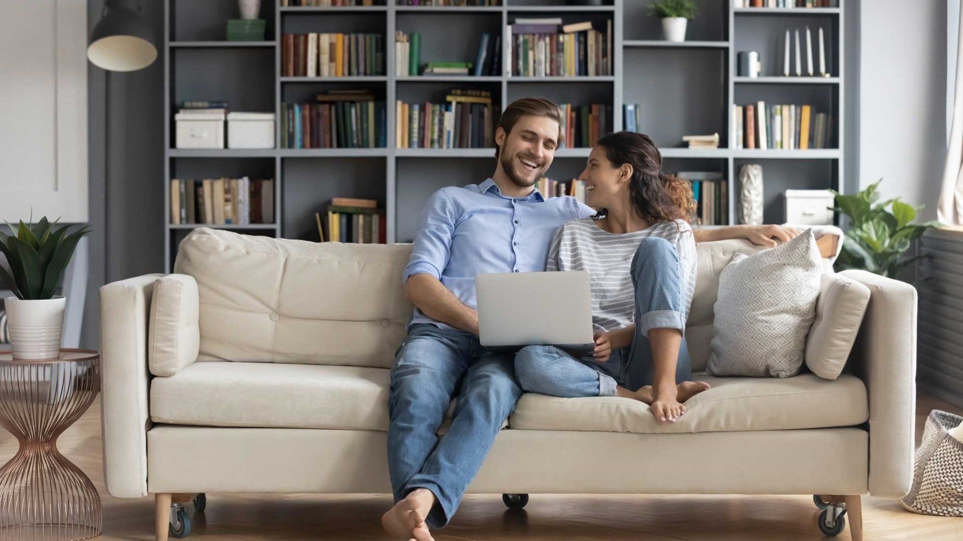 Eine Paar streamt Fernsehen übers Internet auf ihrem Laptop.