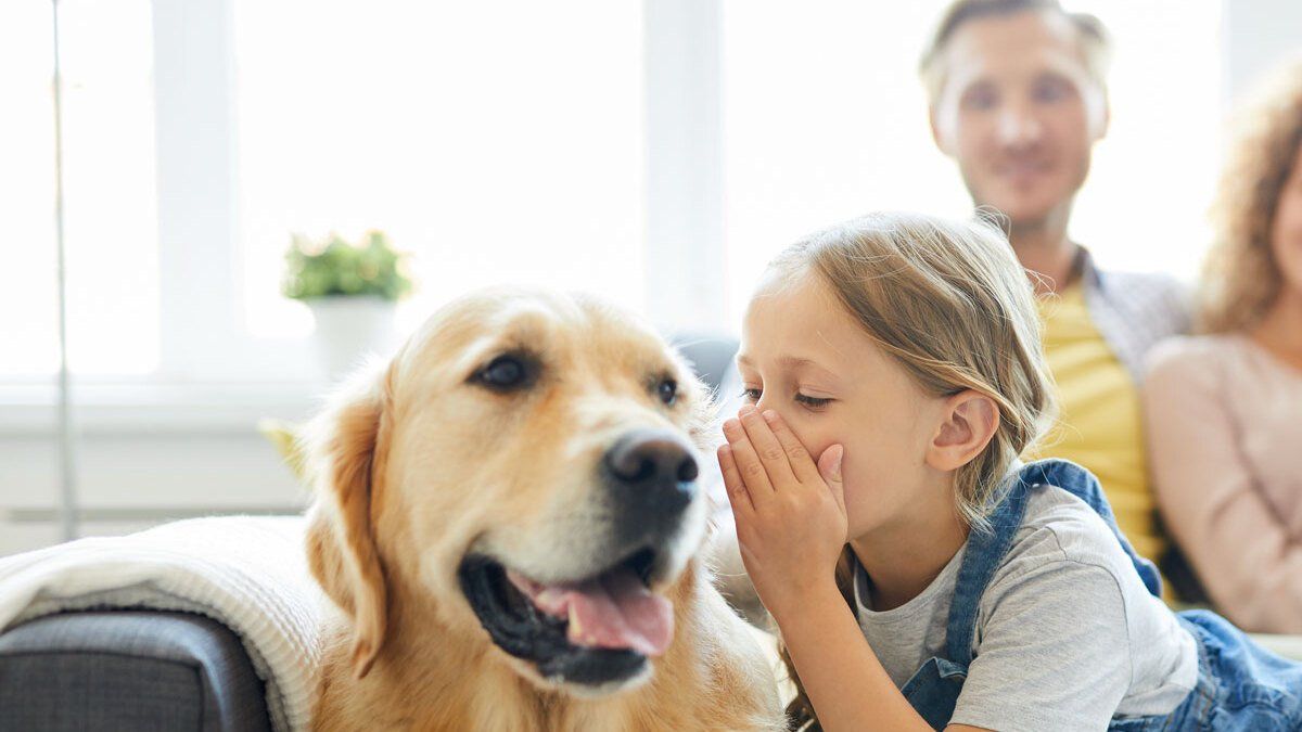 Familie mit Hund auf Sofa