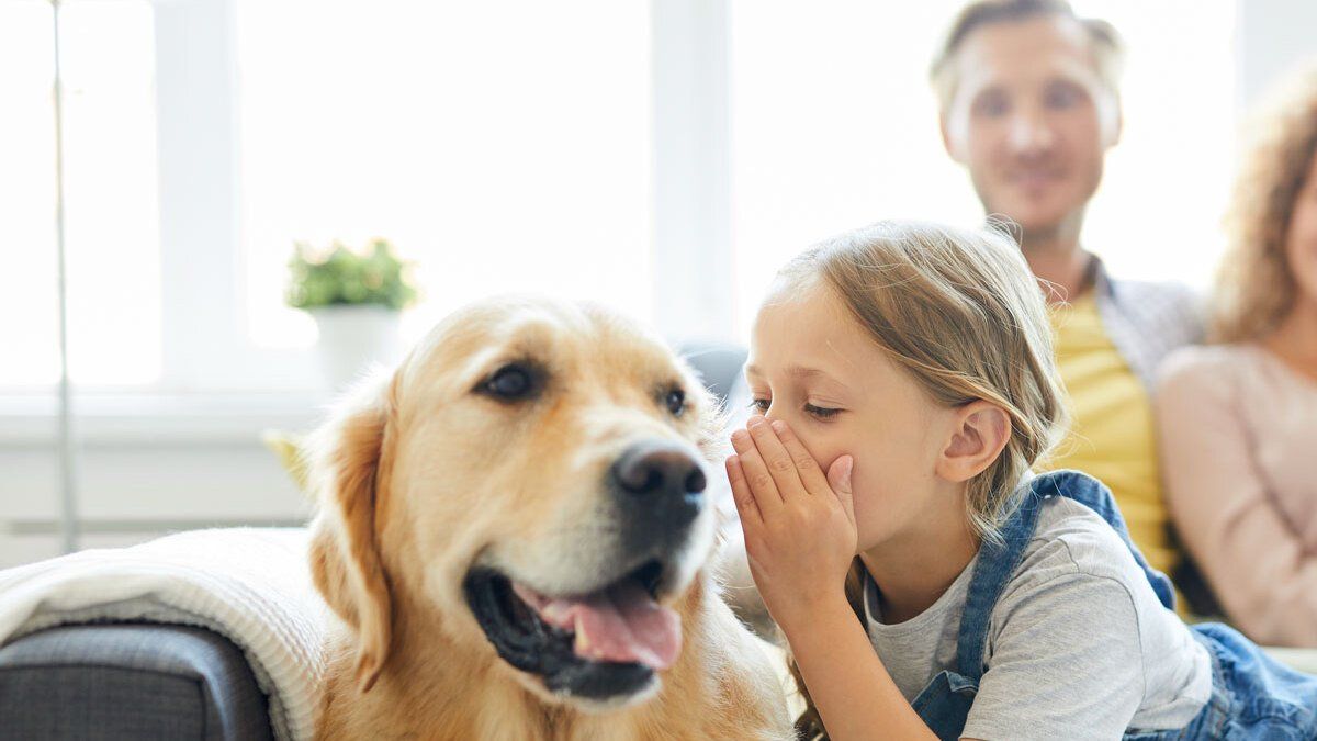 Familie mit Hund auf Sofa