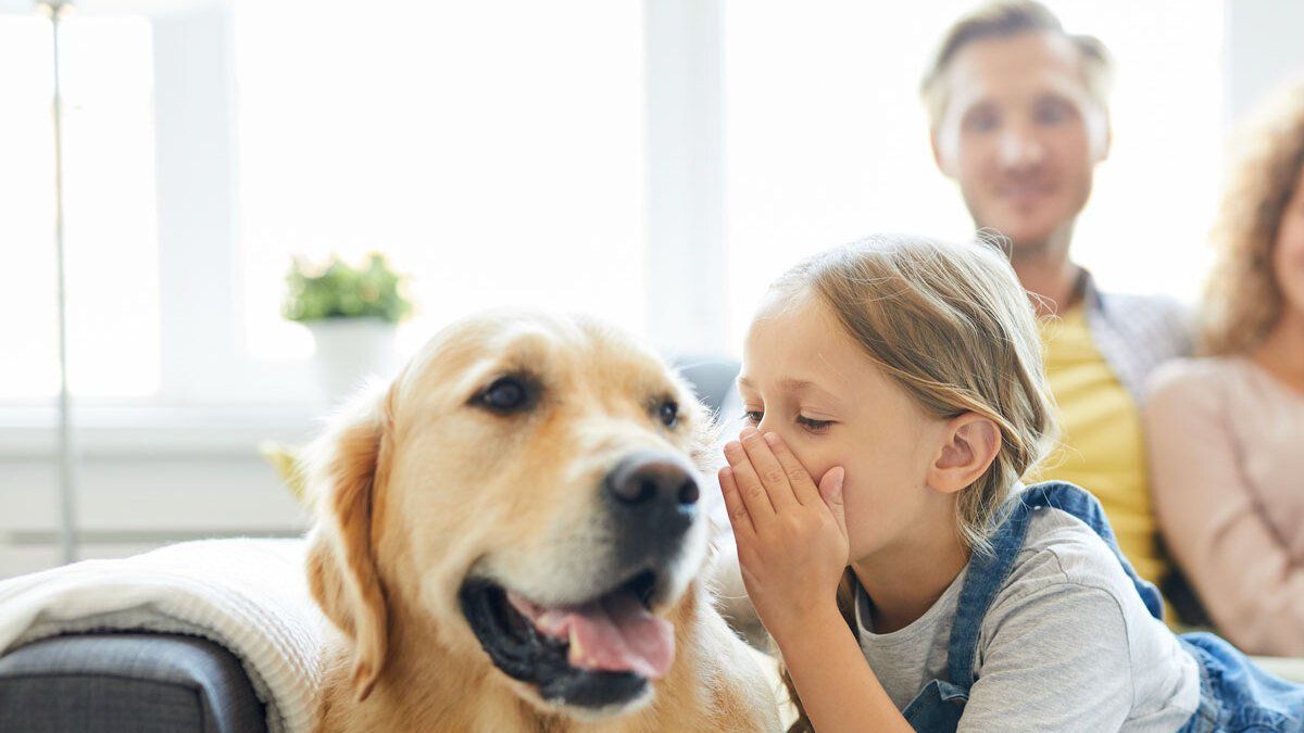 Familie mit Hund auf Sofa