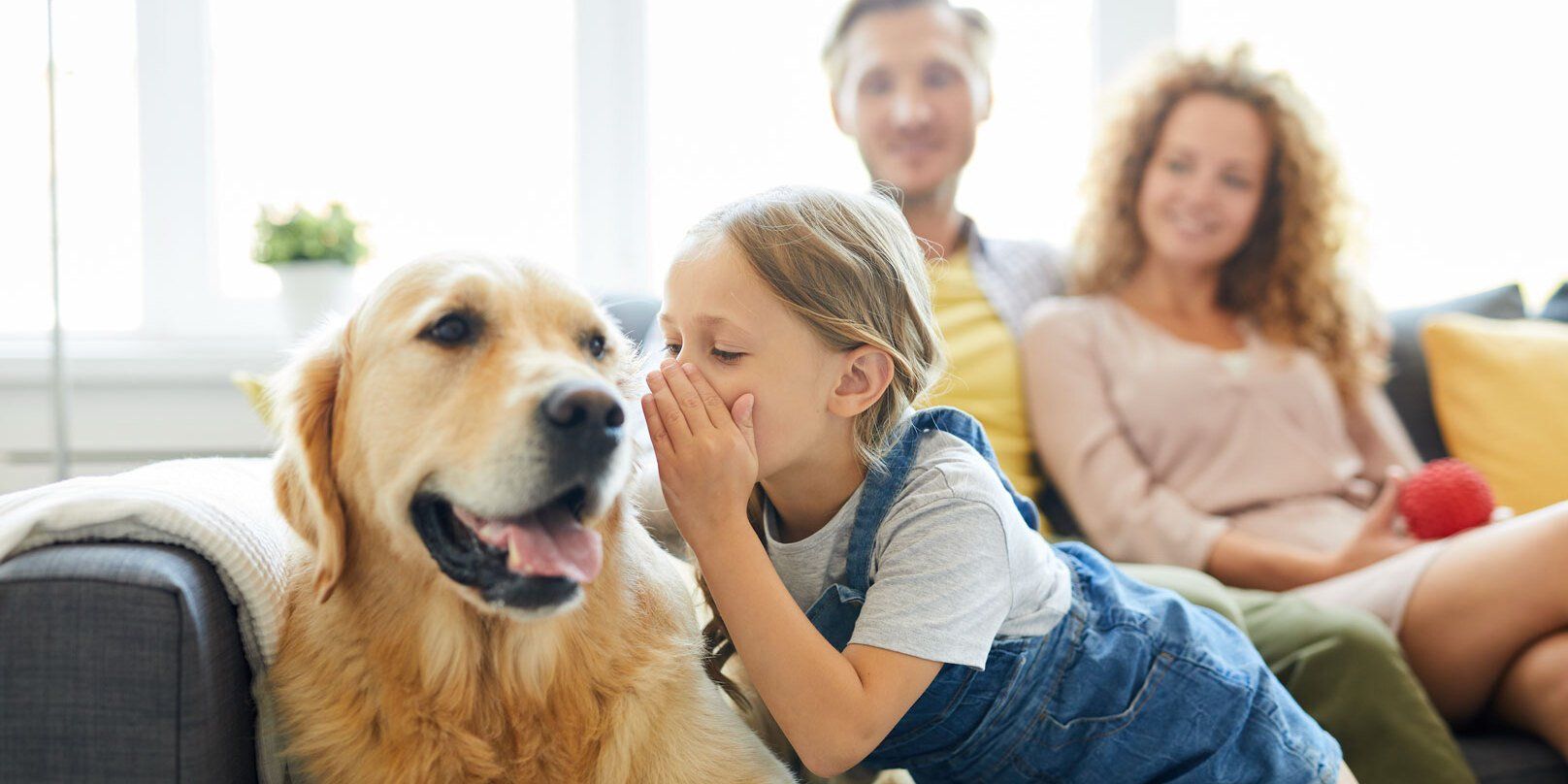 Familie mit Hund auf Sofa