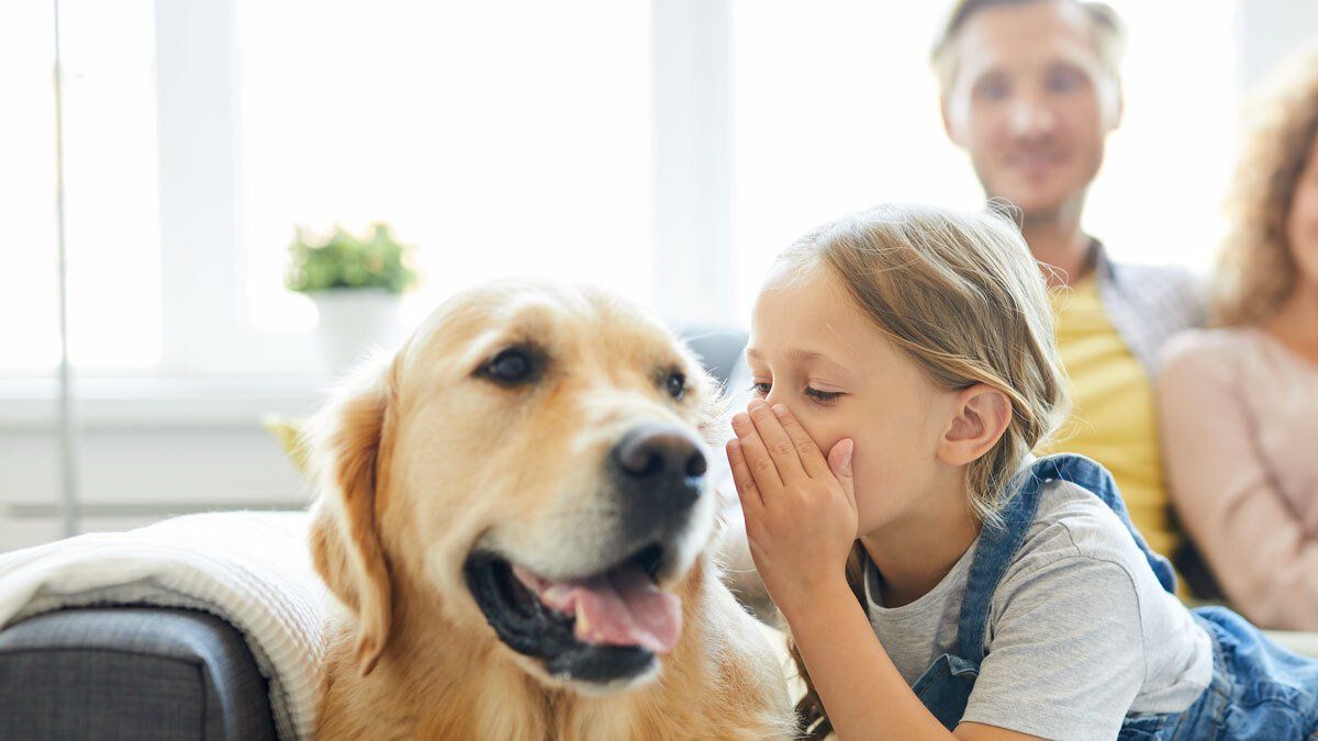 Familie mit Hund auf Sofa