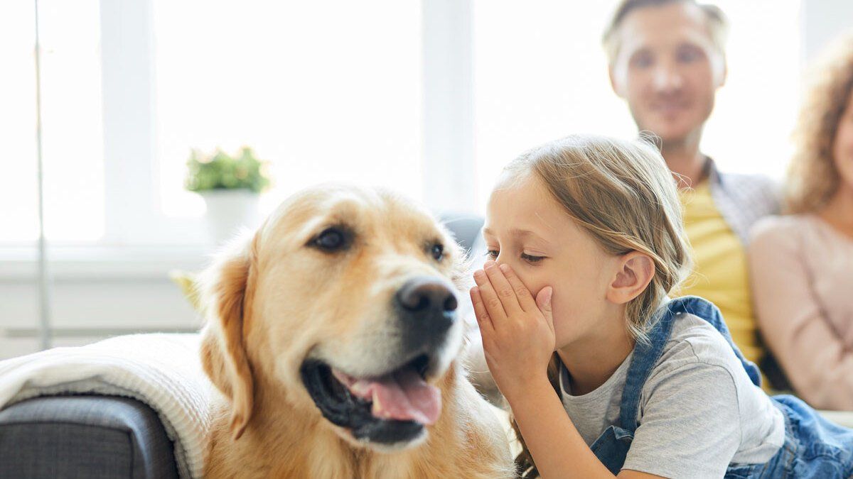 Familie mit Hund auf Sofa