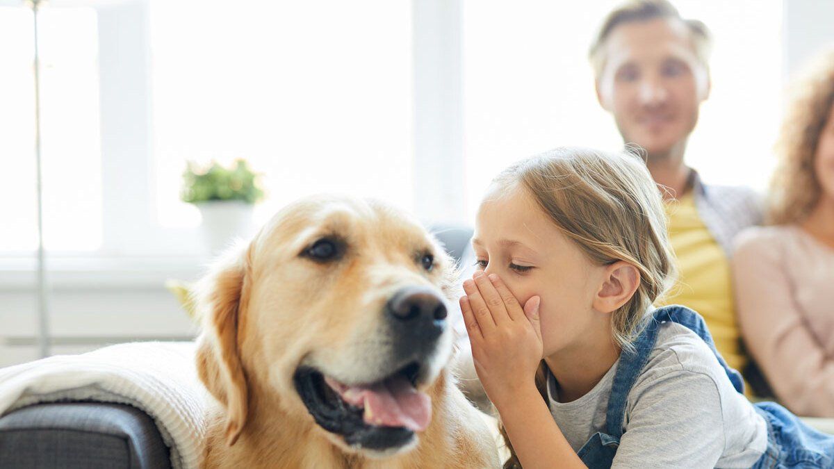 Familie mit Hund auf Sofa
