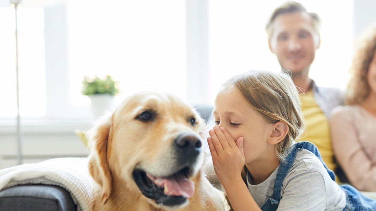 Familie mit Hund auf Sofa