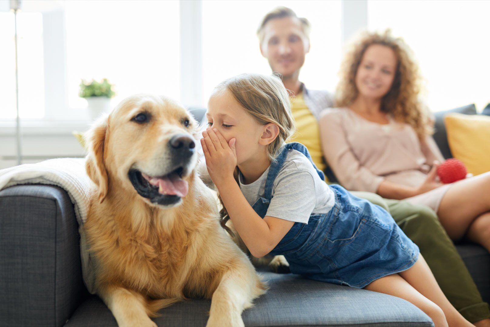 Familie mit Hund auf Sofa