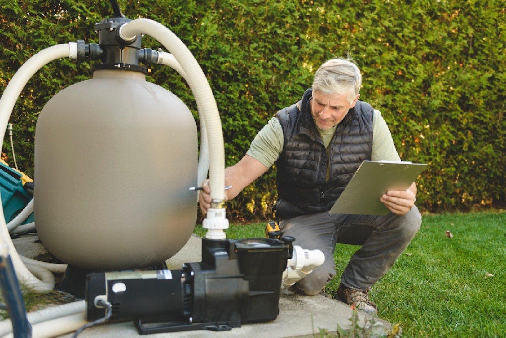 Ein Mann inspiziert eine Wärmepumpe als Teil eines Power-to-Heat-Systems.
