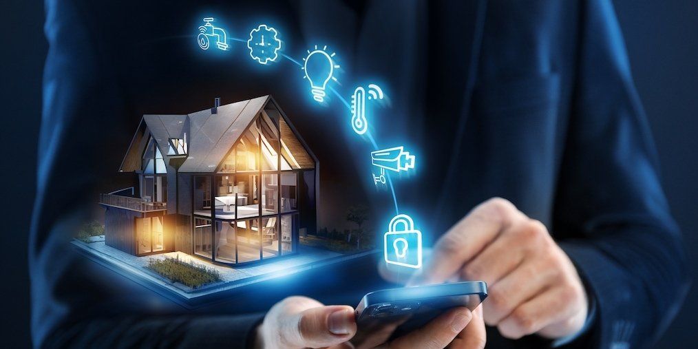 Ein Smartphone, über dem Smart Home-Symbole für Licht, Heizung, Sicherheit und Wasser schweben.