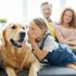 Familie mit Hund auf Sofa
