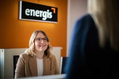 energis Kundenberaterin im Kundencenter begrüßt eine Kundin